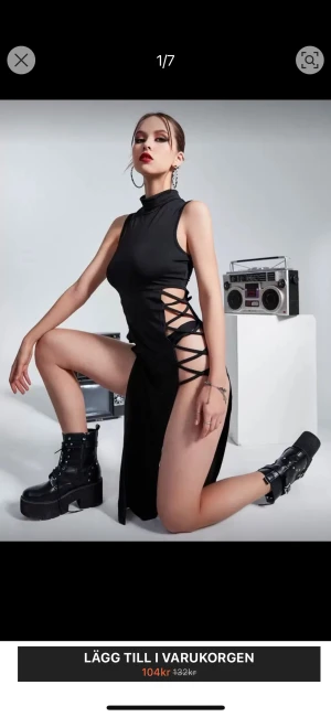 Svart långklänning med snörning från SHEIN - Cool svart långklänning från SHEIN med hög hals och ärmlös design. Sidan har snygg snörning och en djup slits som ger en edgy vibe. Materialet är mjukt och stretchigt, perfekt för att sticka ut. Passformen är normal och klänningen är riktigt trendig.