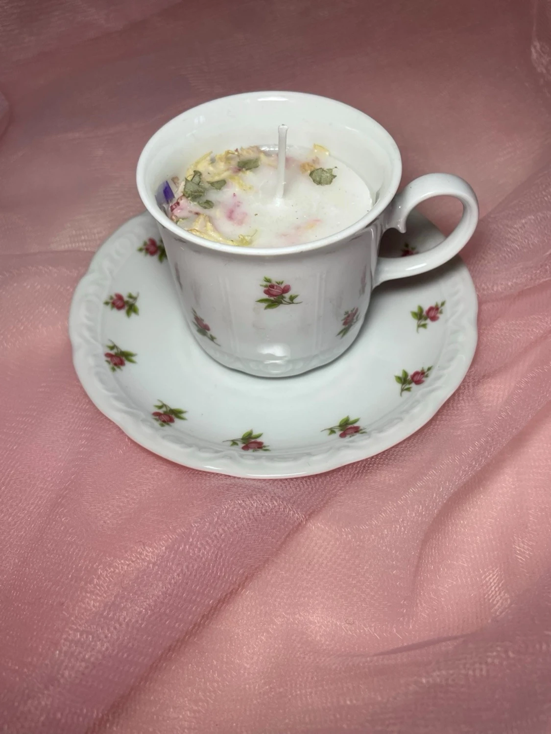 Doftljus i en tekopp i en vit färg med rosa blommor, med torkade blommor på nr 1 - 2