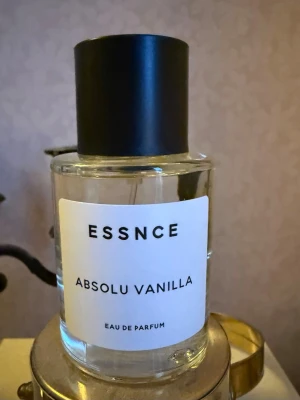 Essnce Absolu Vanilla - Essnce parfym helt ny, vanligtvis är den gul men mognar genom tiden 😊 nypris 360.