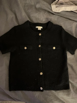 Stickad tröja - Stickad tröja med guld knappar. storlek 146/152 men lite croppad 💞