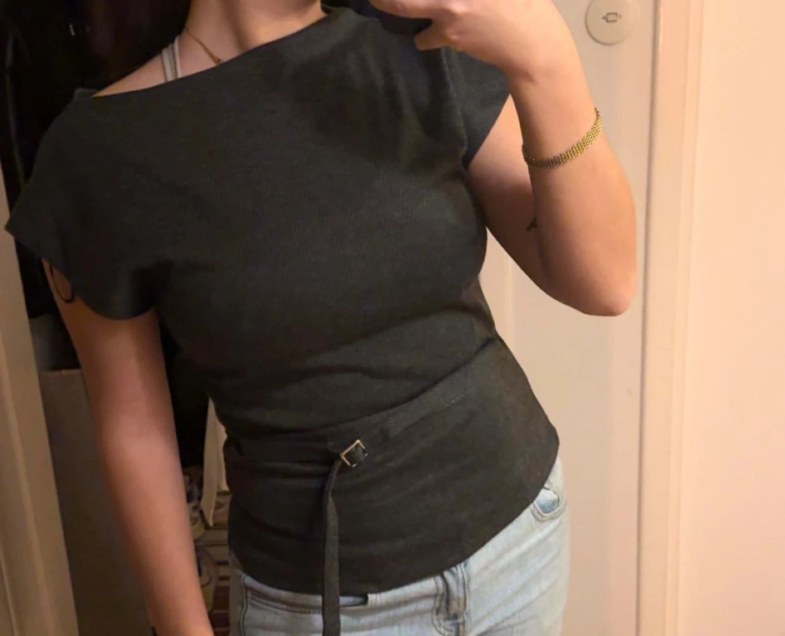 Mörkgrå topp med bälte