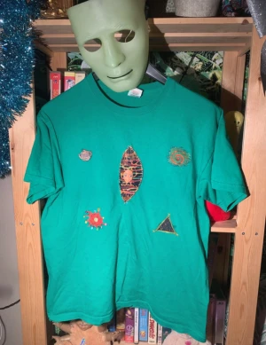 Cool unik t-shirt - En t-shirt som jag skapat med bland annat ett barbieansikte och lite pärlor osv 🥳  perfekt för den som vill ha något otroligt unikt 😎 storlek M