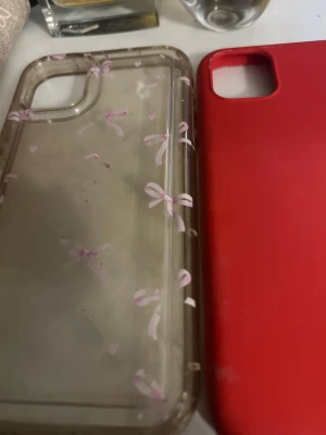 Säljer 2 iPhone 11 mobilskaler - Jag vill sälja dom för att har fått en ny mobil och dom tar över plats och jag vill inte ha dom jag köpte den röda för 100kr och den med rosett 50? Antar jag och priset kan diskuteras självklart skriv till mig så kan jag sänka fast om du inte vill ha båda så kan du köpa en!