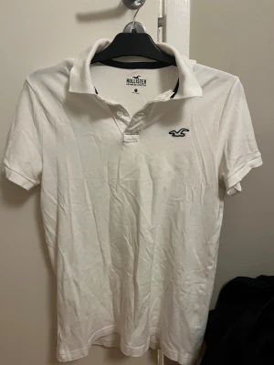 Hollister pike - Säljer denna piken från Hollister då den blivit för liten. Den är i mycket bra skick och inte använd särskilt mycket. Den är i storlek S men materialet är väldigt stretchigt så den hade även passat en M. Pris går att diskuteras!