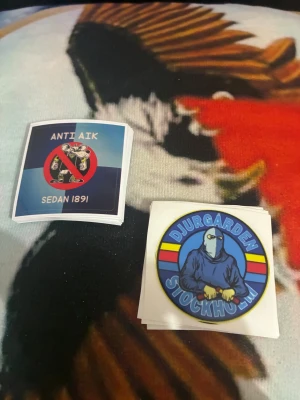 Klistermärke 20st - klistermärken med Djurgården Stockholm och Anti AIK motiv. 20st