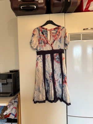 Odd molly klänning  - Säljer en superfin klänning i ljusa färger. Från märket Odd Molly. Storlek 2 som enligt deras storleksguide motsvarar en M. Den ör mer använd. Men jag hittar inga direkta anmärkningar. Men kan finnas små tecken på användning. 