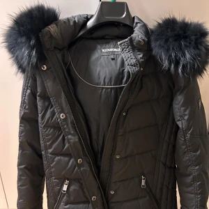 Rockandblue jacka - Begagnad men i väldigt bra skick. Storlek 40 men liten i storleken. Äkta pälskrage.