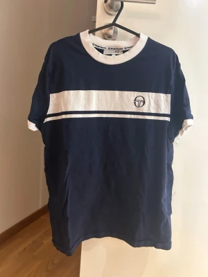 Sergio Tacchini T-shirt - Använd fåtal gånger,mycket bra skick 