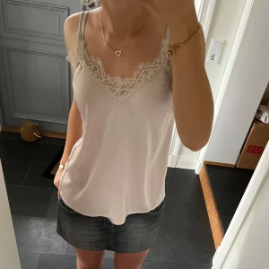 Rosa spetstopp  - Rosa linne med spets i storlek 34 från H&M. Fint skick. Använd gärna köp nu!