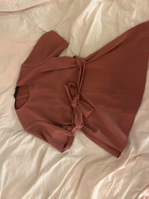 Röd blus  - Röd fin blus perfekt för jul eller nyår. Köpt från secondhand men jag har använt få gånger 