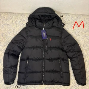 Ralph Lauren Jacka - Helt ny - Helt ny Ralph Lauren jacka  med tags. Både riktigt snygg och bekväm. Storlek M. Tveka inte ställa frågor vid intresse🙌