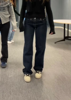 Straight/flared jeans - Straight/flared Jeans ifrån Zara. Köpte för 450kr har inte andvänt mycket. 