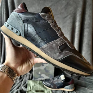 Valentino Rockrunner skor - Valentino rockrunners | originalstorlek: 41 passar mer 43, fråga om innermått vid osäkerhet | ingår: först till kvarn när det kommer till tillbehör. Finns ett begränsat antal. Box eller dustbag kan väljas som i sin tur kan kombineras med äkthetskort förutsatt att det finns i lager.