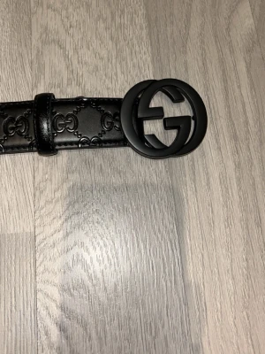 Svart bälte med 2 st g i framsidan  - Helt ny beställde fel färg, svart