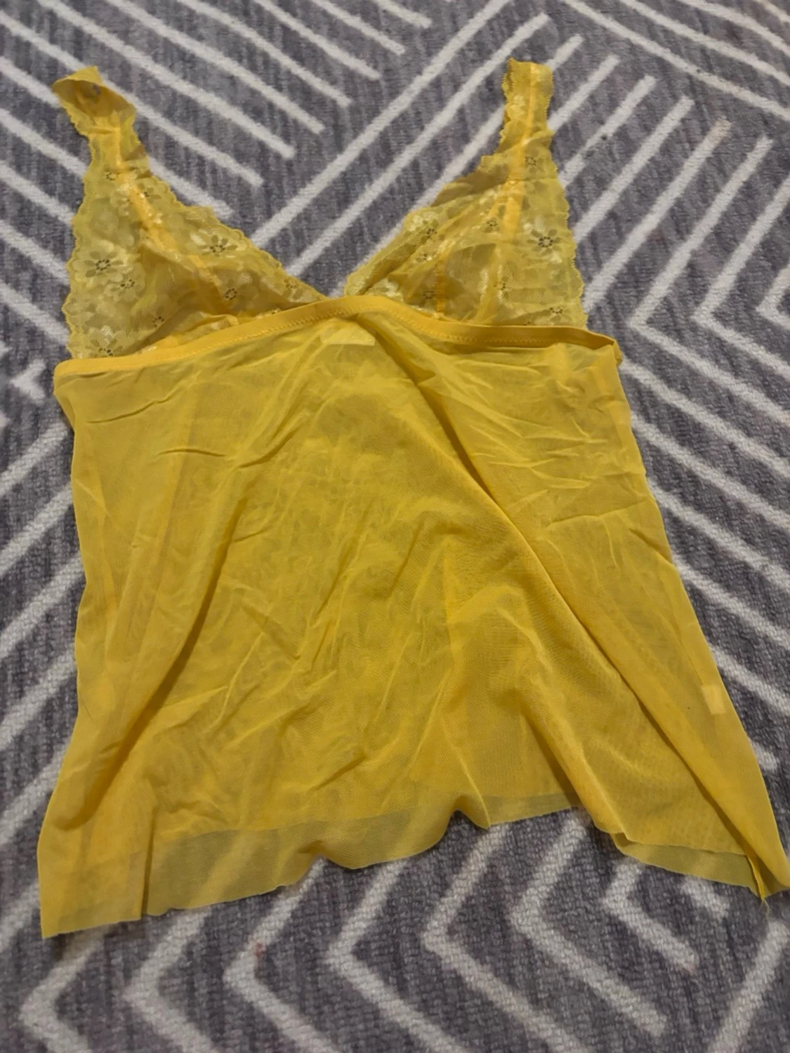 Gul spetsdetaljerad linnetopp