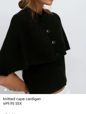 Stickad cape - Stickad cape i storlek s från Gina tricot, mycket bra skick. Nypris 499