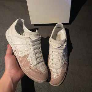 Maison marigela paint splash| 41/42 - Maison marigela paint splash| Skick 9/10 endast testade fåtal gånger| Storlek:41 passar 42 (27 CM)| Box och dustbags ingår| Pris går att diskutera| Nästintill omöjligt att få tag på dessa!| Nypris ca 10000kr| Vid andra funderingar tveka inte på att slå en pling| SB.Closet|