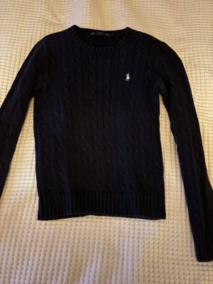 Ralph lauren tröja Barn  - Säljer denna feta Ralph lauren tröja i färgen mörkblå, storlek S i BARNSTORLEK. Kan gå ner i pris vid snabb och smidig affär