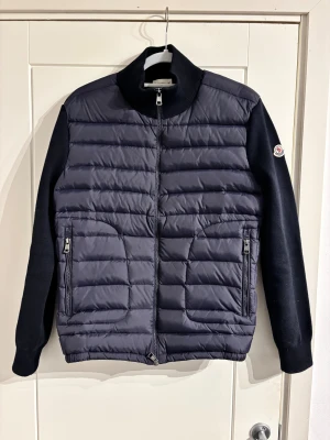 Moncler Wool Cardigan - Navy Moncler Padded Wool Cardigan Jacka - Skick 10/10, oanvänd och endast testad. Lite tajt men passar oftast storlek S. Fraktas inom 48h, vid frågor hör görna av er!