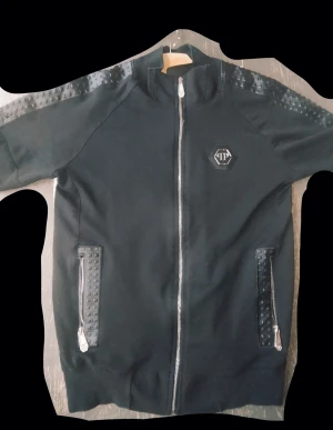 Phillip plein hoodie!!!! - Phillip plein hoodie svart med en skalle där back med diamanter och en text där de står Phillip plein om du tycker de är för dyrt kan alltid pris diskuteras😉