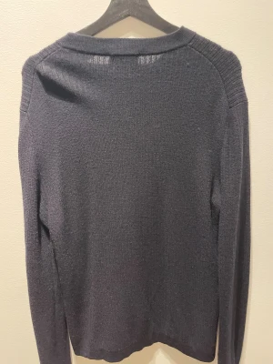 100% ull från tiger of sweden - Helt ny helt oanvänd! Köpte i butik för 750 så vi säljer för endast 400! Otroligt skön o basic tröja för bra pris