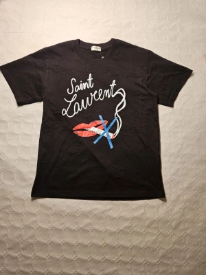 Saint Laurent T-shirt  - Svart Saint Laurent t-shirt No Smoking || Storlek XS men passar S 