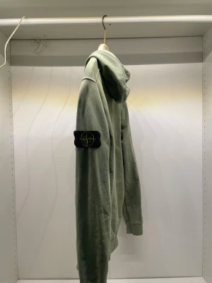 GRÖN STONE ISLAND HOODIE - Skön stone Island hoodie i storlek M. Vid frågor eller mer bilder så är det bara att slå en pling 🤙🏽