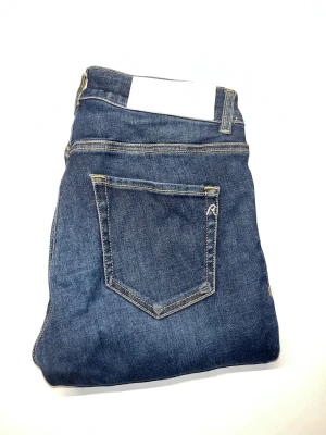 Replay jeans  - Snygga mörkblå Replay jeans i moddellen Faaby, sitter slim fit. Jeansen är tillverkade i stretchig bomullsdenim och har normal midja. Midja 31cm, längd 97cm. Ifall det inte finns någon bild i annonsen där jag bär plaggen jag säljer så är det för att jag ej kan ha storleken heller passformen, så kolla måtten för storlek och googla på modellnamnet för passform 😉 s3 