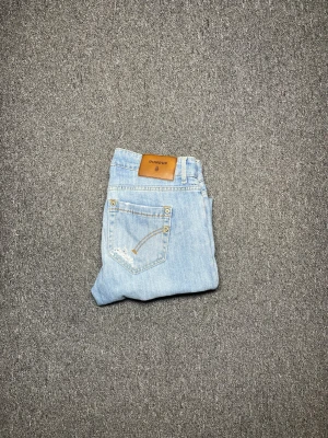 Dondup jeans - Ett par feta dondup jeans i strlk 30. Riktigt feta slitningar🥳🧐