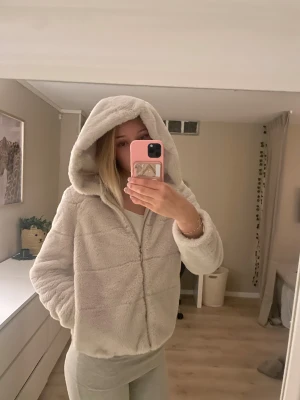 Teddyjacka - Supermjuk teddyjacka i ljusbeige från ONLY, med stor huva och dragkedja framtill. Den är M, men liten i storlek så skulle passa S!