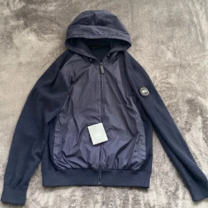 Canada goose black label  - Hej säljer en navy blue canada goose blacklabel Cardigan jackan i storlek Medium väldig fräsh jacka 10/10 skick Möts i Västerås fraktar över hela Svergie (PostNord) hör av för mer info.