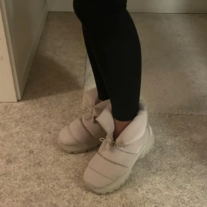 Begiea Vinterskor - Säljer mina begiea vinterskor i storlek 39. Endast använda ett par gånger och väldigt varsamt, ser ut som helt nya! Köpta för 450:- från H&M. Super söta till vintern och håller en varm! 🥰