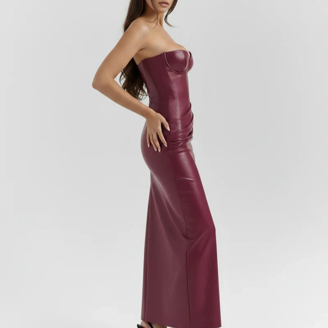 Vinröd lång klänning i skinnimitation - 1