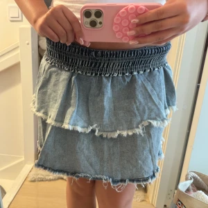 Jeans kjol  - SÅ SNYGG jeanskjol med volanger! Passar många då den har stretch💓💓💓