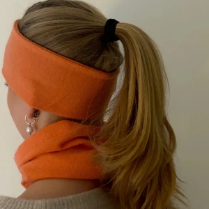 Orange/aprikos kashmir pannband - Snyggt orange/aprikos 100% kashmir pannband som håller dig varm under kyliga dagar. Perfekt för höst- och vinteraktiviteter. Enkel och stilren design som passar till många outfits. 199kr för pannband❤️
