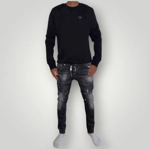 Prada tröja strl M svart  - Helt ny. Fin replika med grym kvalitet. Modellen är 175cm lång. Pris: 1199kr. Först till kvarn som gäller.