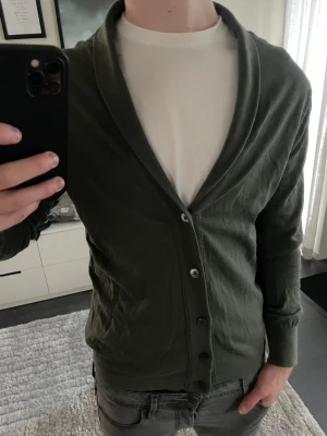 Mörkgrön kofta från Closed - Snygg mörkgrön kofta från Closed i storlek M, modellen är ca 180cm. Hör av dig vid funderingar!