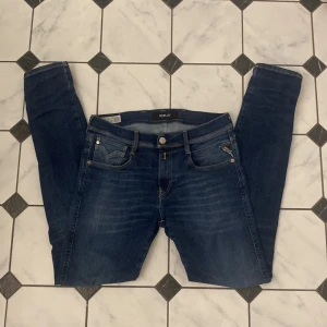 Replay Anbass - Replay jeans Anbass modell, snygg marinblå färg som passar till allt. Väldigt bra skick och säljer då dom inte används längre. Storlek 30:32 med stretchigt material. Byxorna är en slim modell och sitter perfekt längst benen. Hör av er vid frågor eller funderingar!