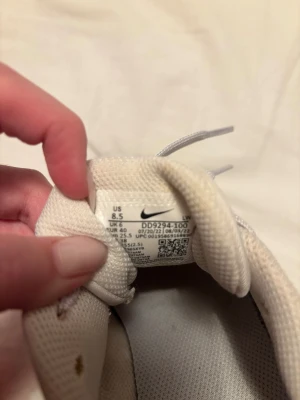 Vita Nike sneakers  - Säljet ett par Nike träningsskor som är använda fåtal gånger 