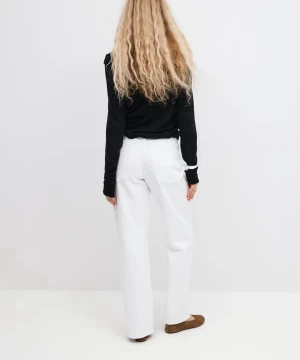 Vita wide jeans midwaist - Säljer ett par fräscha vita jeans midwaiste med breda ben . Byxorna har klassisk femficksdesign och raka, vida ben som ger en cool och avslappnad siluett. Perfekta att matcha med sneakers eller boots för en trendig look.
