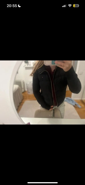 Svart pufferjacka Tommy Hilfiger  - Svart pufferjacka från Tommy Hilfiger i storlek XS. Nästan aldrig använda har har inga defekter!