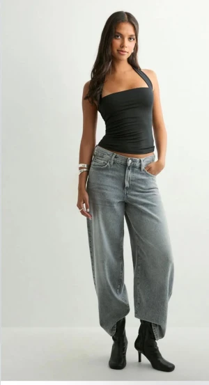 Svart halterneck tubtopp - Svart tubtopp med halterneck och breda axelband från Nelly. Knappt använd ❤️