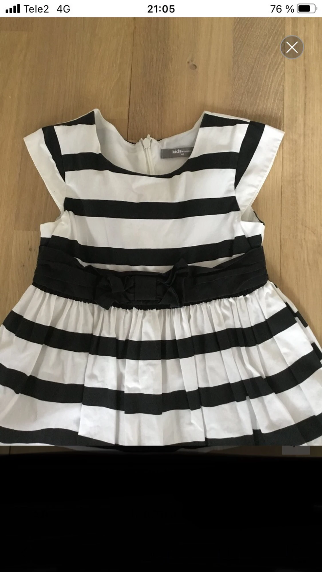 Randig vit och svart klänning med rosett - 2