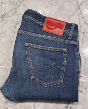 Jacob Cohen jeans - Säljer nu dessa Jacob Cohen jeans i bra skick nypris runt 6000kr skick 7/10 har en lagning i grenen men är inget man tänker på vid användning storlek W35 modell 622