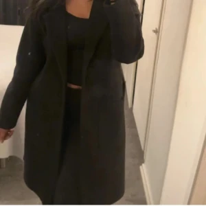 Svart kappa - Lite nopprig. Kontakta mig vid behov av fler bilder. Två fickor på framsidan samt band. Pris kan diskuteras vid snap köp. 