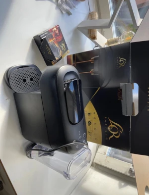 Kaffemaskin L'OR Barista  - L'OR Barista kaffemaskin från Philips, i nyskick med originalkartong och tillbehör. Modern design, enkel att använda och passar L'OR-kapslar. Perfekt för snabb och god espresso hemma. Bara testad två gånger, men är inte i behov av den. Hör gärna av dig vid fler frågor! 😊