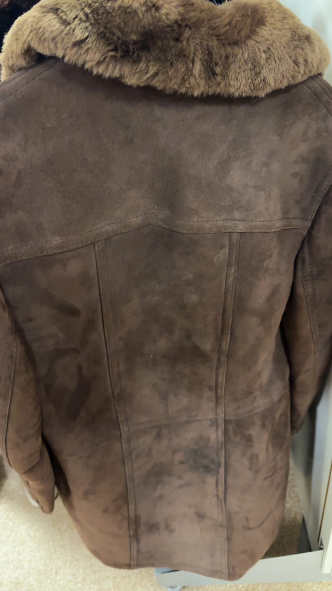 Brun pälsjacka med mockadetaljer - 2