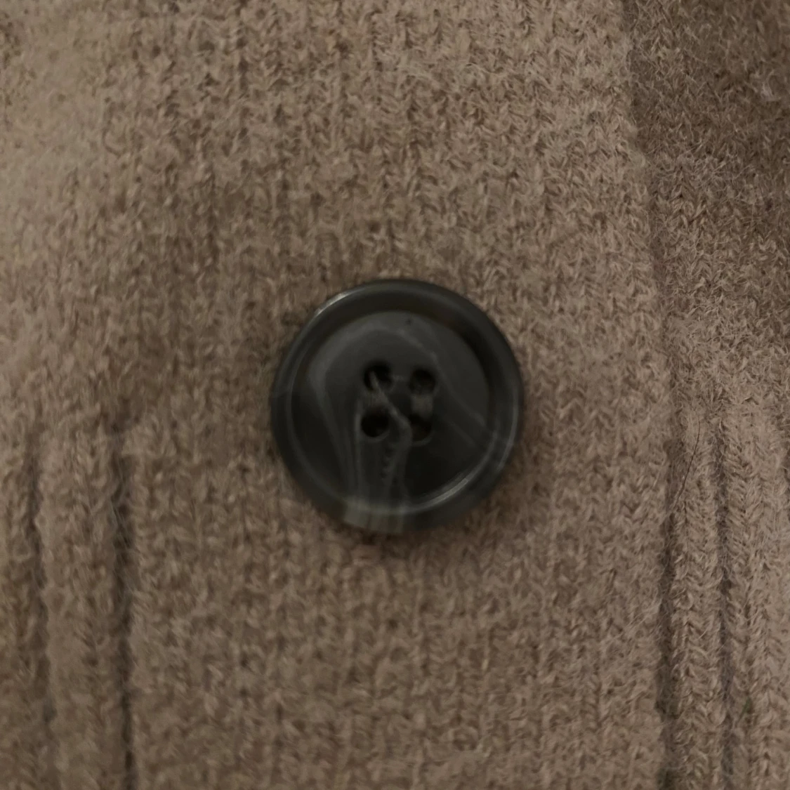 Beige stickad kofta med knappar - 4