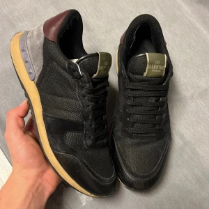 Valentino rockrunners  41 - Sjukt snygga rockrunners! Perfekt till vintern! Size 41! Skick 8/10! Defekter: lagade hälar, slitage vid undersulan ibland. Box, kort, extrasnören ingår! Hör av dig vid minsta fundering 🤩