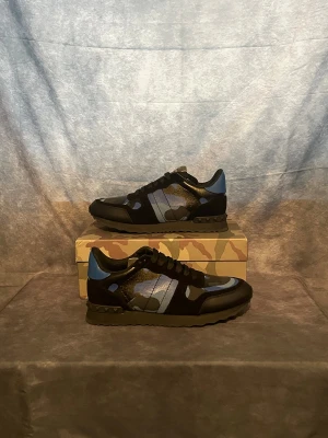 Valentino Rockrunners  - Ett par helt nya Valentino Rockrunners i storlek 42 med en stil kamouflage stil med färg mönster av ljus blå mörk blå och svart. Perfekt för vinter och dom kallare dagarna (priset är inte hugget i sten så det mycket väl diskuteras) och stäl gärna frågor om det funderar över något 😁❄️
